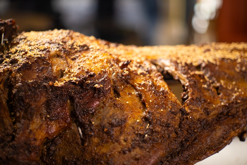  烤羊腿局部放大圖 Close-up view of slow roasted lamb shank